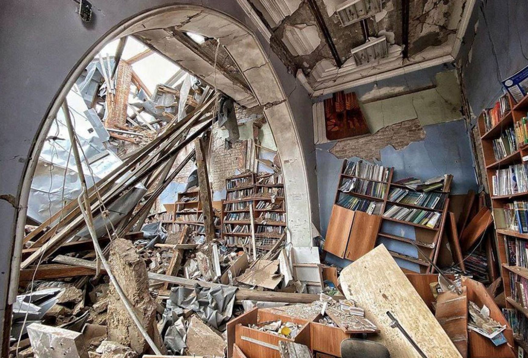 Пострадавшие от удара книжные полки