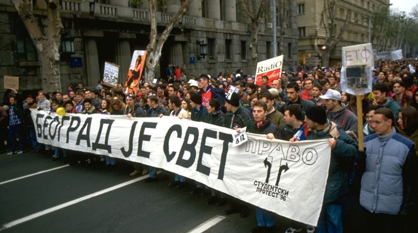 Антиправительственная демонстрация в Белграде, 1996 год.